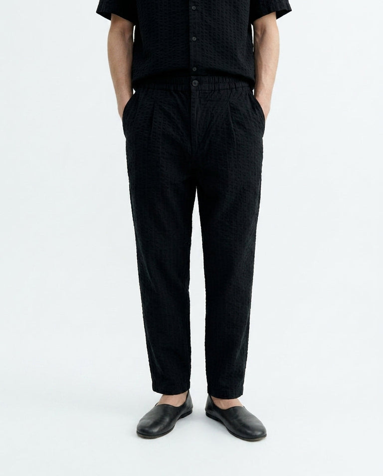 Pantalón negro seersucker Luc sostenible-1.1