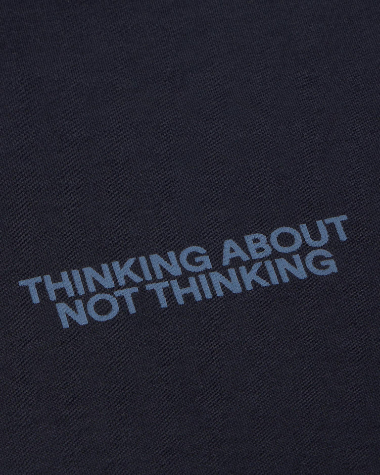 Camiseta navy not thinking Zach sostenible-silueta-2