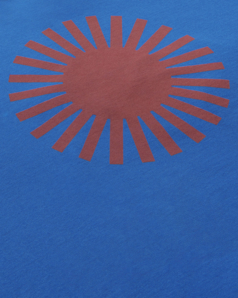 Camiseta azul sol espalda marrón sostenible - silueta 3