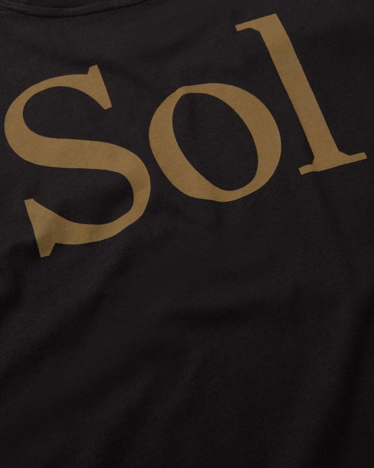 Camiseta negra sol type crudo Aaron sostenible- silueta 3