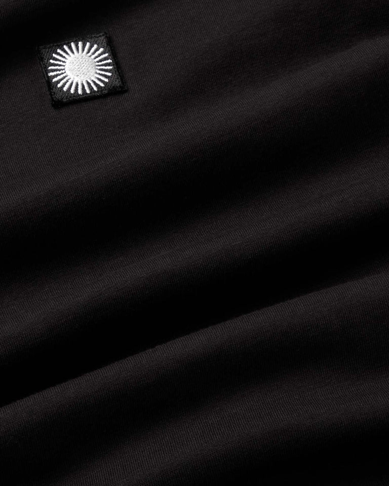 Camiseta negra sol retro Emilio sostenible- silueta 4