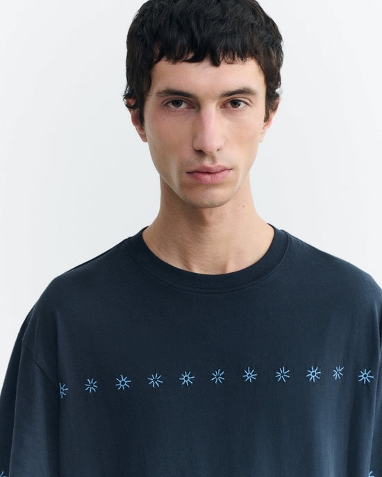 Camiseta navy bordada Aaron sostenible - 3