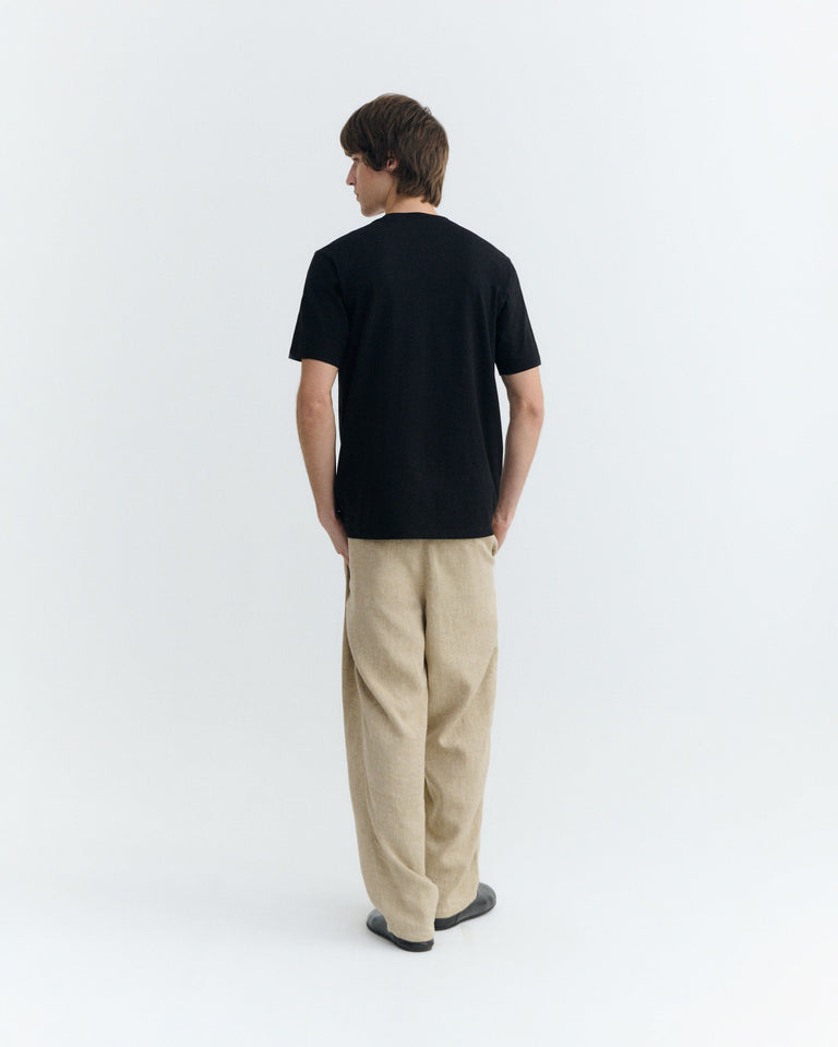 Camiseta negra patched optimist Zach sostenible - 4