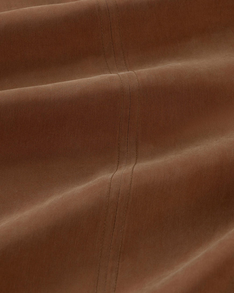 Vestido largo marrón cupro Sade sostenible silueta - 2