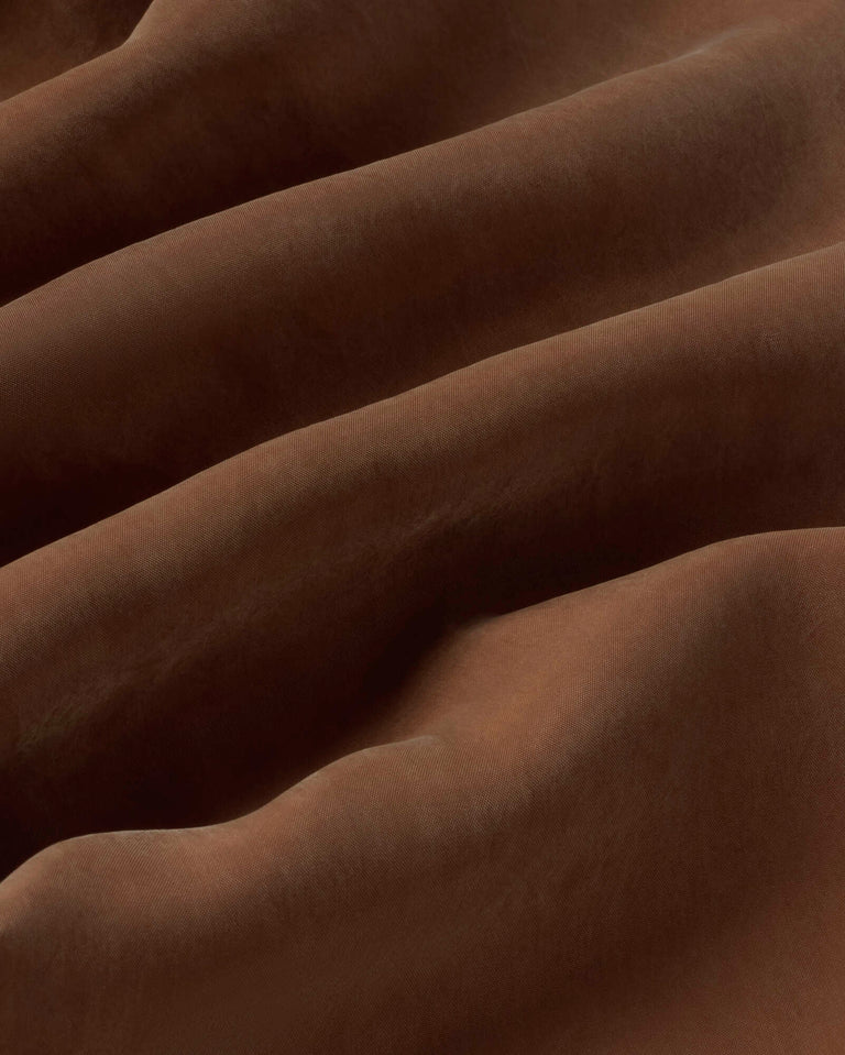 Pantalón relaxed pinza marrón cupro Cirila sostenible silueta - 2