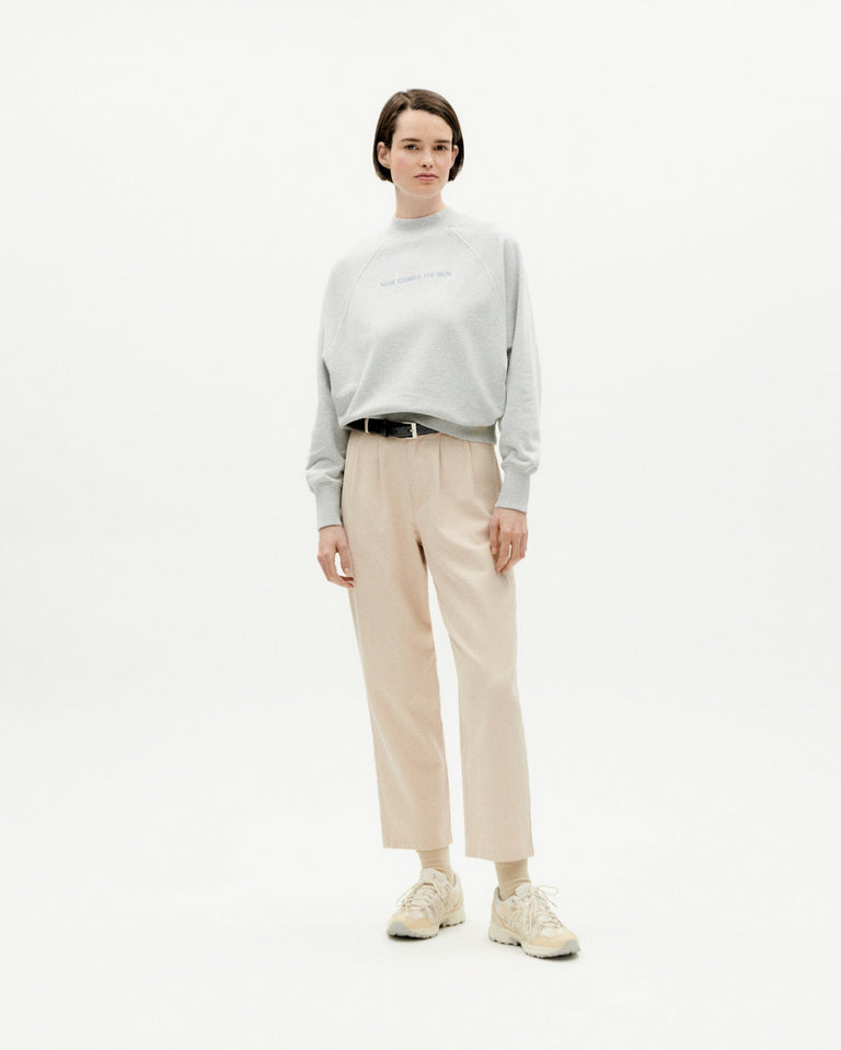 Sudadera gris a Here comes the sun sostenible -2