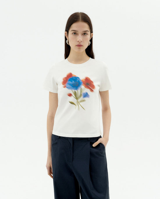 Camiseta blanca blurry flower Ida sostenible-1